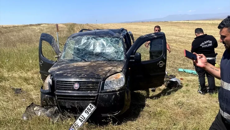 Kars’ın Sarıkamış ilçesinde hafif ticari araç devrildi, 2 kişi yaralandı